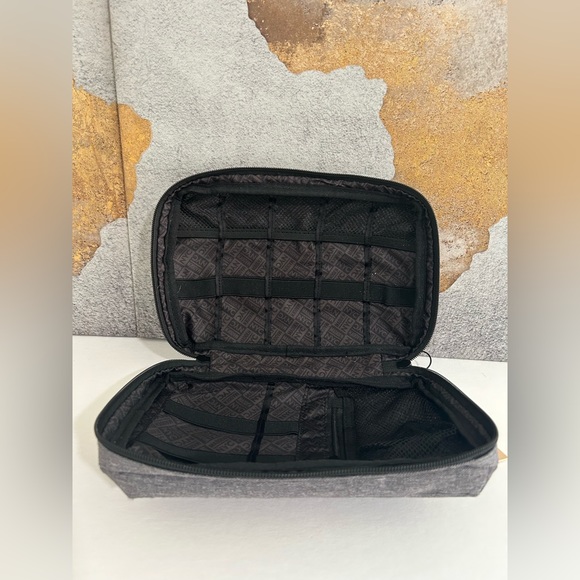 Madden NYC Electronic Pouch - Picture 2 of 6